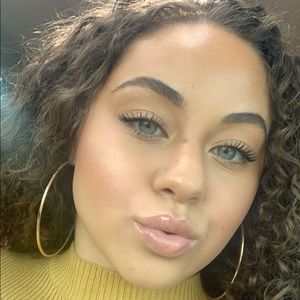 Meet your Posher, Eniah